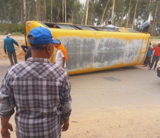 अनियंत्रित होकर सड़क पर पलटी स्कूल बस,बाल-बाल बचे शिक्षक