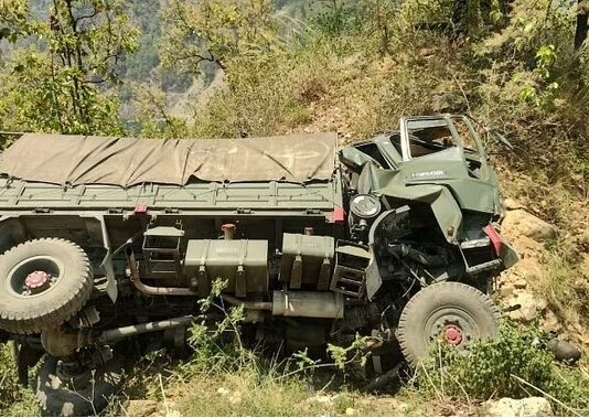 सेना का ट्रक पलटने से एक सैन्य कर्मी की मौत,एक घायल