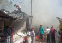 पूजा सामग्री स्टोर में भड़की आग, तीन मंजिला दुकान जलकर खाक