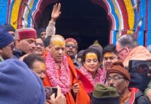 अभिनेत्री कंगना रनौत ने बाबा केदारनाथ के दरबार में टेका मत्था