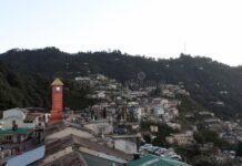 घंटाघर की घड़ी खराब, लोगों में आक्रोश