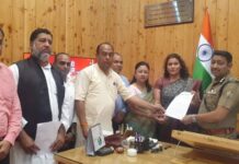 पछवादून की कानून व्यवस्था को लेकर कांग्रेसियों ने पुलिस महानिदेशक को सौंपा ज्ञापन