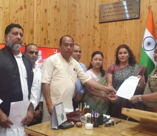 पछवादून की कानून व्यवस्था को लेकर कांग्रेसियों ने पुलिस महानिदेशक को सौंपा ज्ञापन