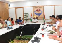 मुख्य सचिव ने जनपदों के जिलाधिकारियों के साथ की बैठक