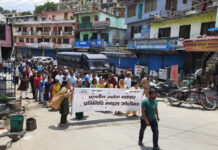 हेलंग मारवाड़ी बाईपास के विरोध में जोशीमठ बाजार बंद, किया प्रदर्शन