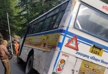 बस के टायर सड़क से बाहर निकले,बाल-बाल बची यात्रियों की जान