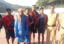 गंगा नदी के बीच फंसे बुजुर्ग ने पत्थर पर गुजारी रात, सुबह जल पुलिस ने किया रेस्क्यू