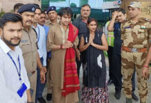 विशेष चार्टड प्लेन से उत्तराखण्ड पहुंचे पंडित धीरेंन्द्र शास्त्री