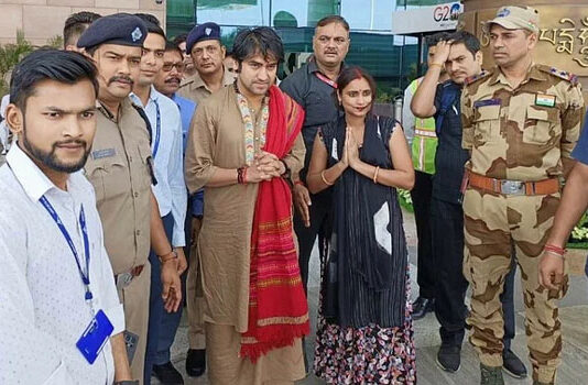 विशेष चार्टड प्लेन से उत्तराखण्ड पहुंचे पंडित धीरेंन्द्र शास्त्री