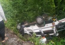 खाई में गिरा यात्रियों का वाहन, बाल-बाल बचे यात्री