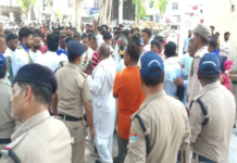 दलित की संदिग्ध मौत के बाद ग्रामीणो ने किया कोतवाली का घेराव, हत्या किए जाने की आरोप