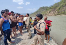 पर्यटक गंगा में डूबा तलाश जारी