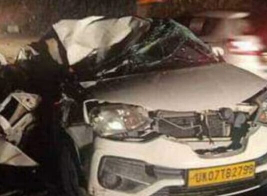 जाम मे फंसी कार के उपर गिरा बोल्डर, चालक की मौत