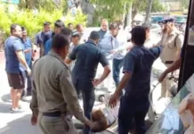 सरफिरे ने किया काबीना मंत्री को पकड़ने का प्रयास, जमकर धुनाई