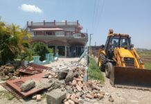 भू-माफिया अतीक अहमद के आवास पर चला बुलडोजर