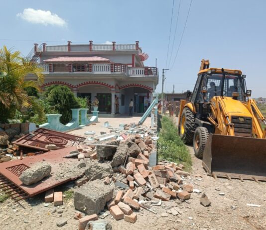 भू-माफिया अतीक अहमद के आवास पर चला बुलडोजर
