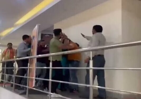 भाजपा कार्यक्रम के बाद पार्टी कार्यकर्ताओं में चले लात घूंसे