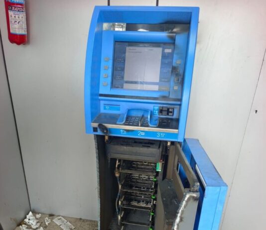 बदमाशों ने एटीएम मशीन काटकर निकाले 15 लाख रुपये