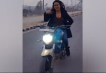 चलती बाइक पर ठुमके लगाना युवती को पड़ा भारी, लाइसेंस निलंबित