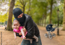 सोई हुई मां की गोद से मासूम का अपहरण