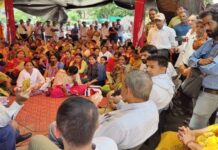 आइडीपीएल वासियों के धरने पर पहुंचे पूर्व सीएम हरीश रावत