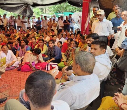 आइडीपीएल वासियों के धरने पर पहुंचे पूर्व सीएम हरीश रावत