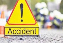 पहाड़ी से फिसलकर कार के उपर गिरा बैल, तीन चोटिल