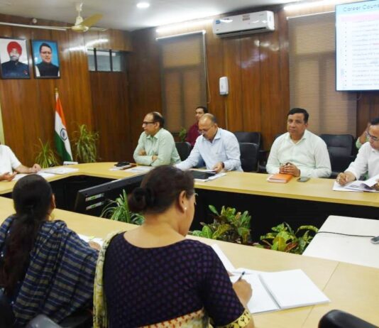 मुख्य सचिव ने शिक्षा विभाग के अधिकारियों के साथ की बैठक
