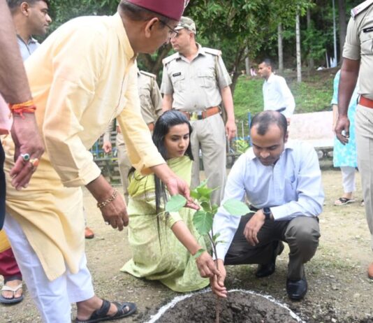 जन क्रांति नायक श्रीदेव सुमन की पुण्यतिथि किया वृक्षारोपण