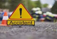 सब्जी से भरा ट्रक पलटने से दो घंटे यातायात रहा ठप