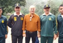 लैंसडौन पहुंचे अनुपम खेर, सेल्फी लेने उमड़ी फैंस की भीड़