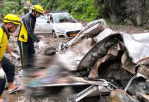 तीर्थयात्रियों का वाहन मलबे में दबा,महिला समेत चार की मौत