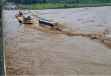 नदी में फंसी बस, सभी यात्रियों को सुरक्षित बाहर निकाला