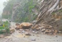 बदरीनाथ में मलबा गिरने से राष्ट्रीय राजमार्ग हुआ बंद