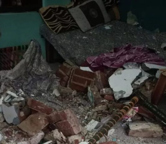 घर की छत का एक हिस्सा टूटकर गिरा,मलबे में पति-पत्नी दबे
