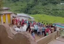 भूस्खलन से चार मकान जमींदोज, सात मवेशी जिंदा दफन