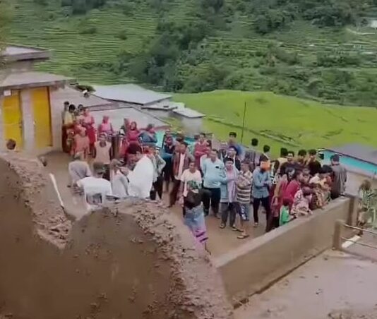 भूस्खलन से चार मकान जमींदोज, सात मवेशी जिंदा दफन