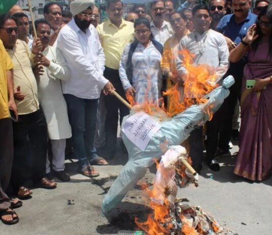 चमोली हादसे को लेकर कांग्रेस ने फूंका प्रदेश सरकार का पुतला