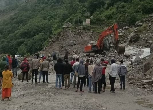 बदरीनाथ हाईवे बंद, पांडुकेश्वर में रोके गये वहन