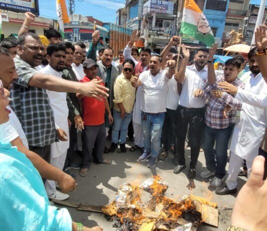 कांग्रेसियों ने किया सीएम धामी का विरोध, डाॅ हरक ने की इस्तीफे की मांग