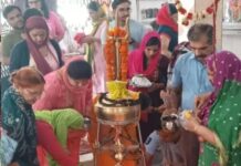 सावन के चौथे सोमवार को शिव मंदिरों में उमड़ी श्रद्धालुओं की भीड़