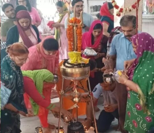 सावन के चौथे सोमवार को शिव मंदिरों में उमड़ी श्रद्धालुओं की भीड़