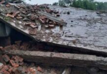भारी बारिश में मकान भरभराकर गिरा दम्पत्ति की मौत, एक घायल