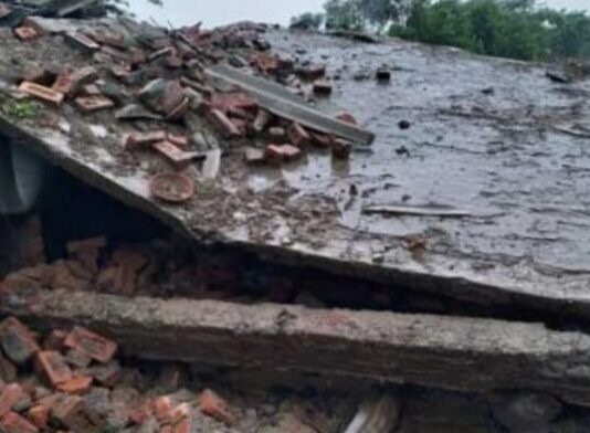 भारी बारिश में मकान भरभराकर गिरा दम्पत्ति की मौत, एक घायल