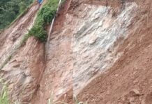 भारी बारिश से हाईवे कई जगह ध्वस्त, सैकड़ों तीर्थयात्री फंसे