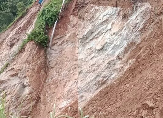 भारी बारिश से हाईवे कई जगह ध्वस्त, सैकड़ों तीर्थयात्री फंसे