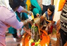 सावन के सोमवार को शिवलयों में उमड़ी भक्तों की भीड़