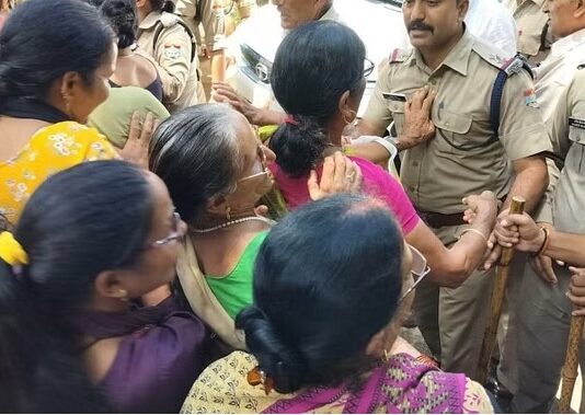 महिलाओं ने रोका मंत्री अग्रवाल का काफिला