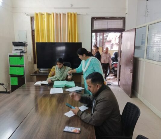 जिलाधिकारी ने आपदा से निपटने के लिए अधिकारियों को दिये निर्देश