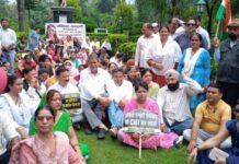 अंकिता हत्याकांडः भारी बारिश में धरने पर बैठे पूर्व सीएम हरीश रावत